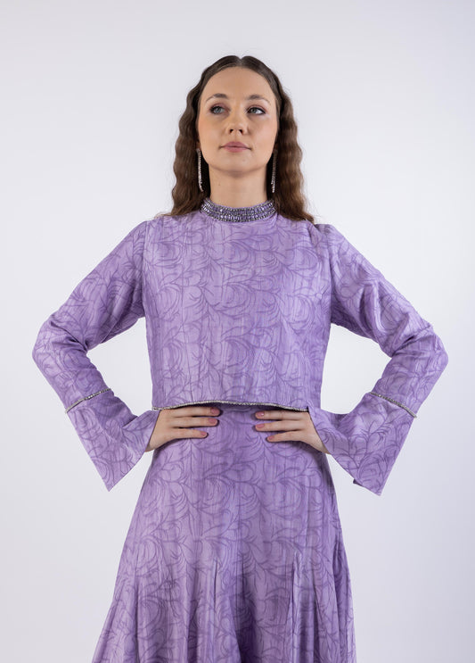 توب قصير بتفاصيل كريستالية ونقشة ناعمة