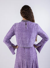 توب قصير بتفاصيل كريستالية ونقشة ناعمة