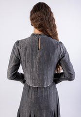 توب قصير بتفاصيل كريستالية ونقشة ناعمة