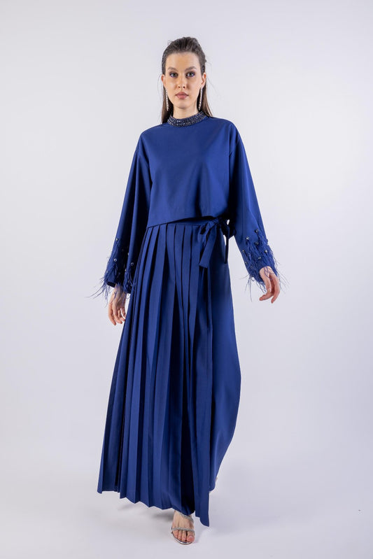 بلوزة بأكمام من الريش ورقبة مزينة\ب مامكأب شير ةنيزو ىلع طخ ق