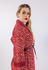 سترة حمراء جريئة بطبعة حمار الوحش مع أكمام من الخرز