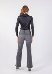 بلوزة لامعة ملائمة بأكمام طويلة