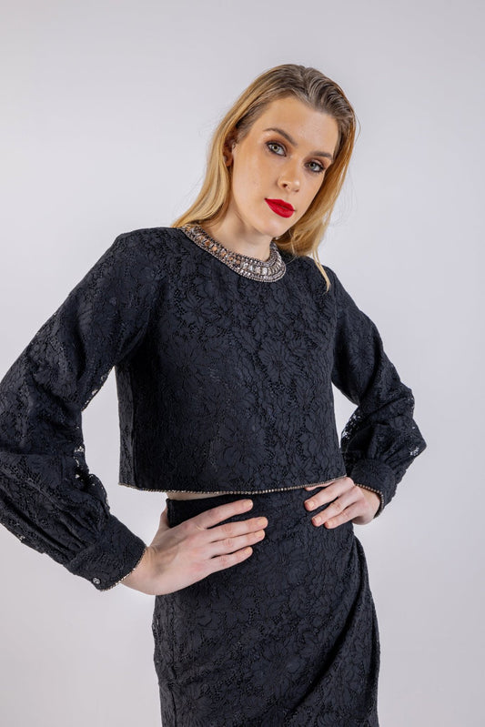 بلوزة قصيرة بتصميم مرسوم ومطرز عند خط العنق