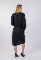 بلوزة قصيرة بتصميم مرسوم ومطرز عند خط العنق