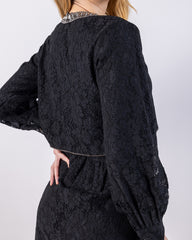 بلوزة قصيرة بتصميم مرسوم ومطرز عند خط العنق