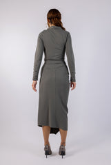 بلوزة أنيقة بياقة عالية وأكمام مزينة