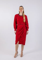 بلوزة قصيرة بتصميم مرسوم ومطرز عند خط العنق