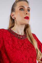 بلوزة قصيرة بتصميم مرسوم ومطرز عند خط العنق