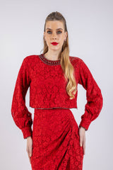 بلوزة قصيرة بتصميم مرسوم ومطرز عند خط العنق