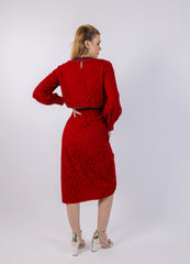 بلوزة قصيرة بتصميم مرسوم ومطرز عند خط العنق