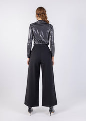 بلوزة لامعة ملائمة بأكمام طويلة