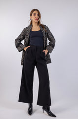 سترة سوداء جريئة بطبعة حمار الوحش وأكمام من الخرز