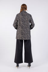 سترة سوداء جريئة بطبعة حمار الوحش وأكمام من الخرز