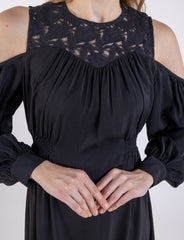 فستان ميدي بأكمام مكشوفة وتفاصيل دانتيل أنيقة