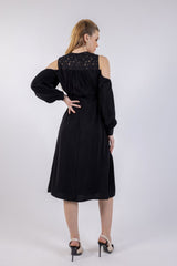 فستان ميدي بأكمام مكشوفة وتفاصيل دانتيل أنيقة