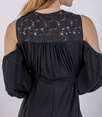 فستان ميدي بأكمام مكشوفة وتفاصيل دانتيل أنيقة