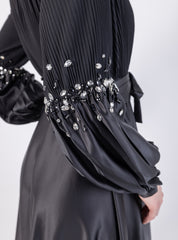 فستان ماكسي أنيق بطيات وتفاصيل مزخرفة