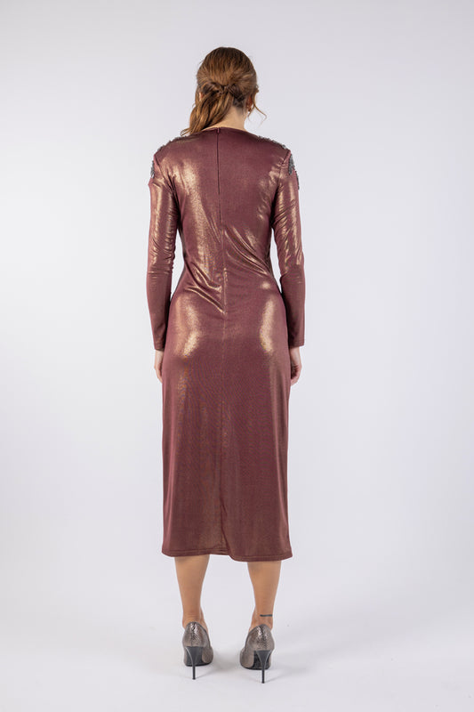 فستان ماكسي مزين بفتحة رقبة على شكل حرف V