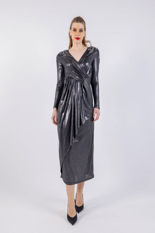 فستان ماكسي مزين بفتحة رقبة على شكل حرف V