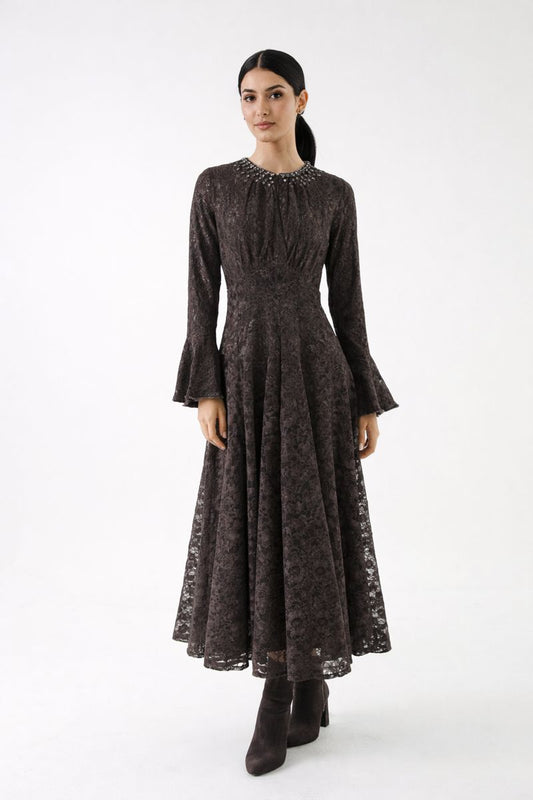 فستان ماكسي دانتيل مزخرف بأكمام جرس