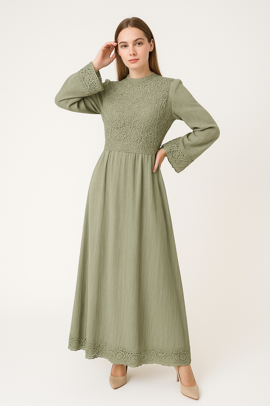 فستان ماكسي بتفاصيل دانتيل فاخرة على الصدر والأكمام والحافة السفلية