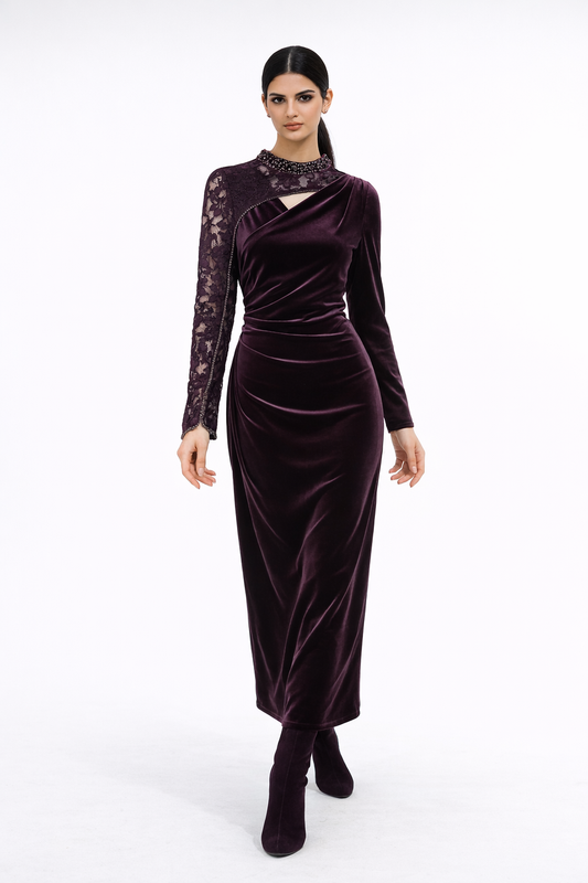 فستان ماكسي مخملي مع كم دانتيل وتفاصيل مزينة