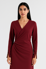 فستان طويل بلفّة أمامية مع شقوق أكمام مزينة