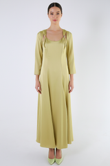 فستان ساتان طويل بقصّة A وتفاصيل حمالات معدنية – إطلالة سهرة راقية