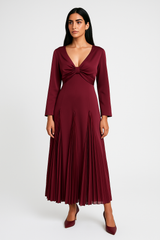 فستان طويل بعقدة أمامية وثنيات أنيقة