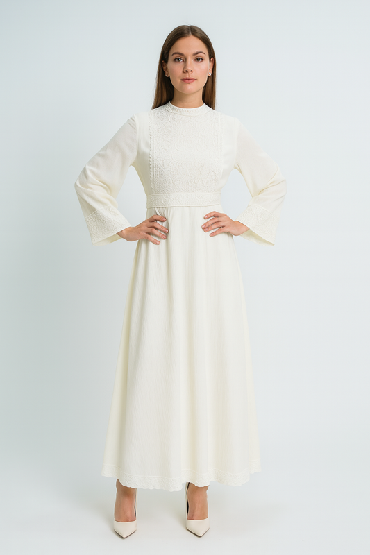 فستان ماكسي بتفاصيل دانتيل فاخرة على الصدر والأكمام والحافة السفلية