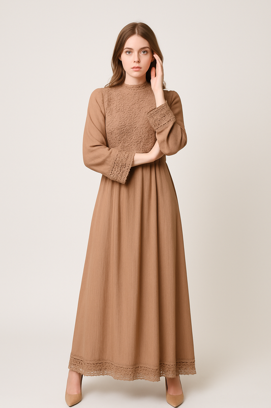 فستان ماكسي بتفاصيل دانتيل فاخرة على الصدر والأكمام والحافة السفلية