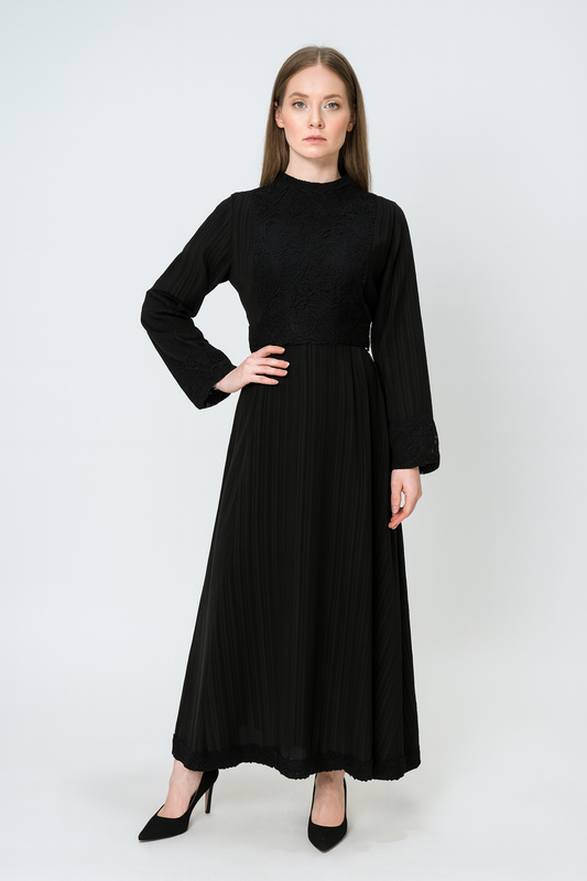 فستان ماكسي بتفاصيل دانتيل فاخرة على الصدر والأكمام والحافة السفلية