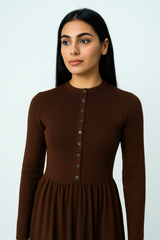 فستان ميدي راقٍ بتصميم أنثوي كلاسيكي