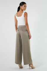 بنطال واسع بقصّة رسمية مع ثنيات أمامية