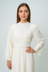 فستان ماكسي بتفاصيل دانتيل فاخرة على الصدر والأكمام والحافة السفلية