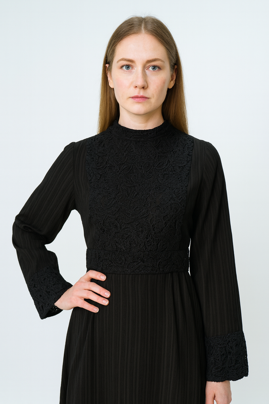 فستان ماكسي بتفاصيل دانتيل فاخرة على الصدر والأكمام والحافة السفلية