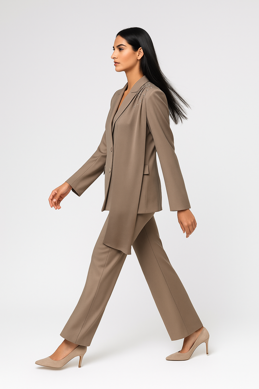 جاكيت طويل أنيق بتفصيلة مزينة على الكتف