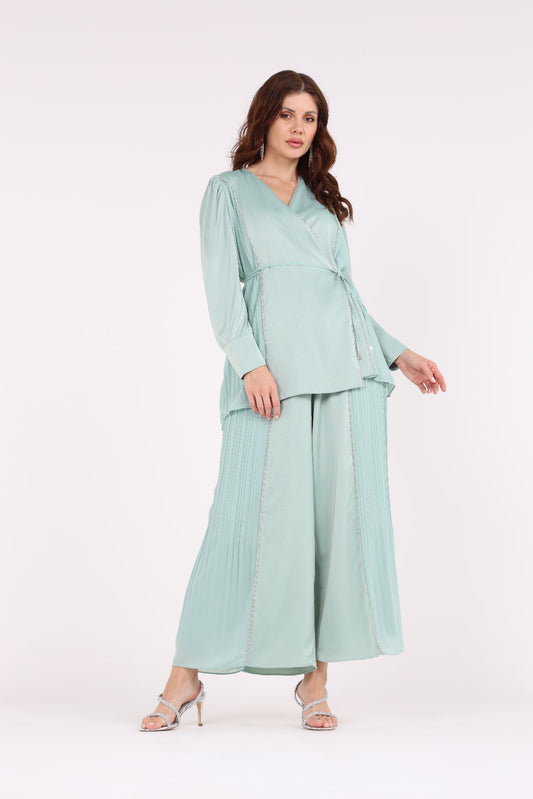 بنطال واسع مطوي مع حزام جانبي كريستالي