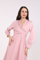 فستان ماكسي بياقة ملفوفة وتفاصيل أنيقة