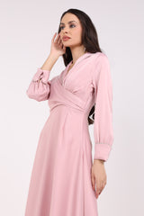 فستان ماكسي بياقة ملفوفة وتفاصيل أنيقة