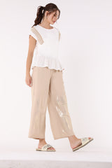 الجزء العلوي مزين بغرز ذهبية