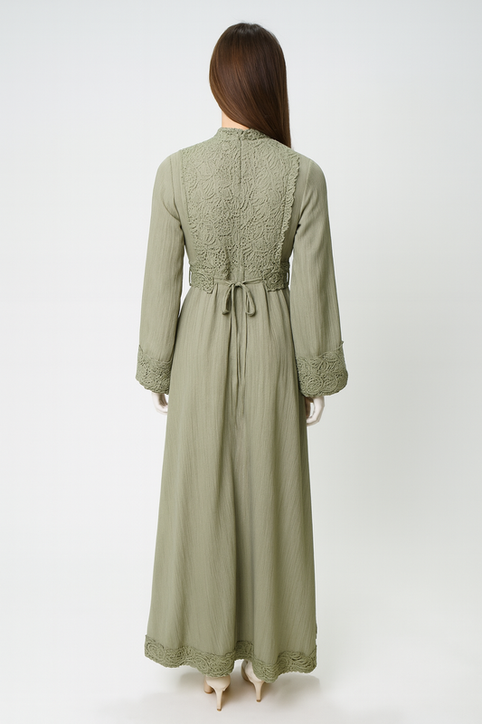 فستان ماكسي بتفاصيل دانتيل فاخرة على الصدر والأكمام والحافة السفلية