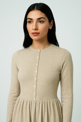 فستان ميدي راقٍ بتصميم أنثوي كلاسيكي