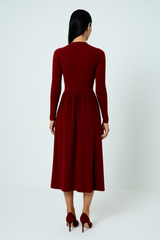 فستان ميدي راقٍ بتصميم أنثوي كلاسيكي