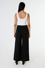 بنطال واسع بقصّة عالية الخصر