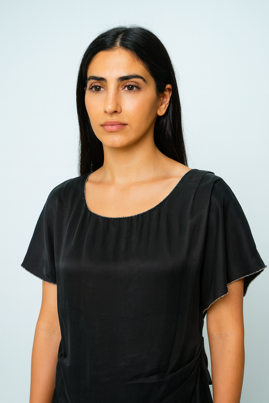 بلوزة بياقة دائرية مزينة بالدانتيل