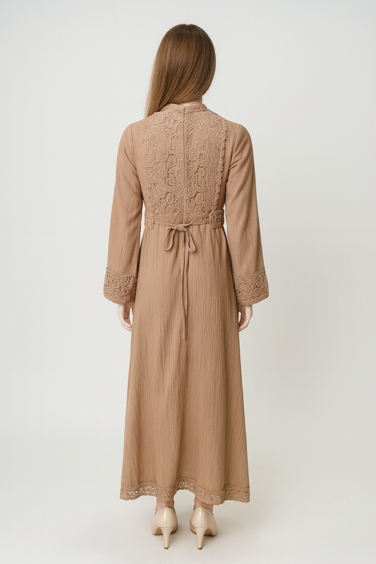 فستان ماكسي بتفاصيل دانتيل فاخرة على الصدر والأكمام والحافة السفلية