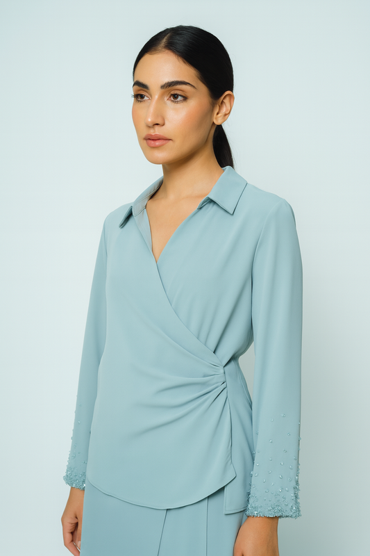 بلوزة ملفوفة بياقة كلاسيكية وأكمام مزينة بالخرز