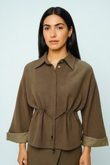 جاكيت برباط على الخصر مع أكمام بتفصيلة كونتراست