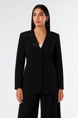 جاكيت طويل بقصّة رسمية وتفاصيل مُطرّزة